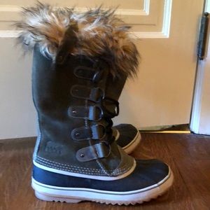 Sorel 9.5 green/black/fur boots